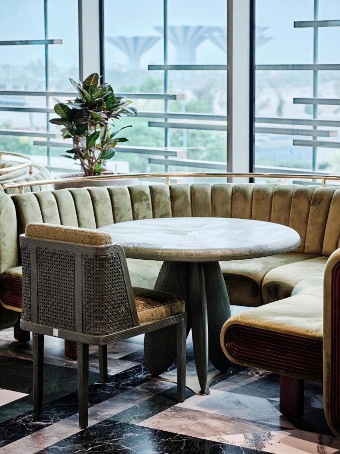 מלון כוויית Grand Hyatt Kuwait מראה חיצוני תמונה A table and chair
