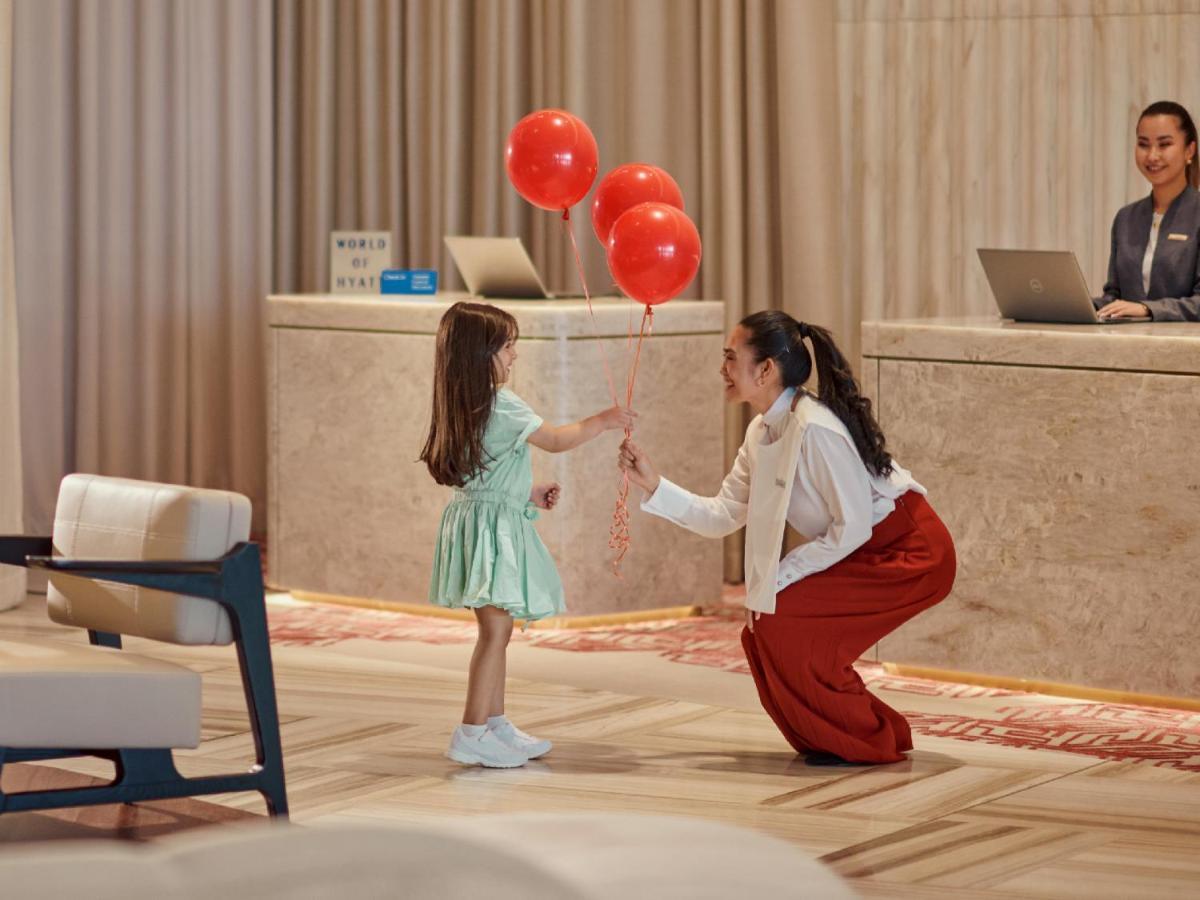 מלון כוויית Grand Hyatt Kuwait מראה חיצוני תמונה A guest service agent at the front desk of a hotel