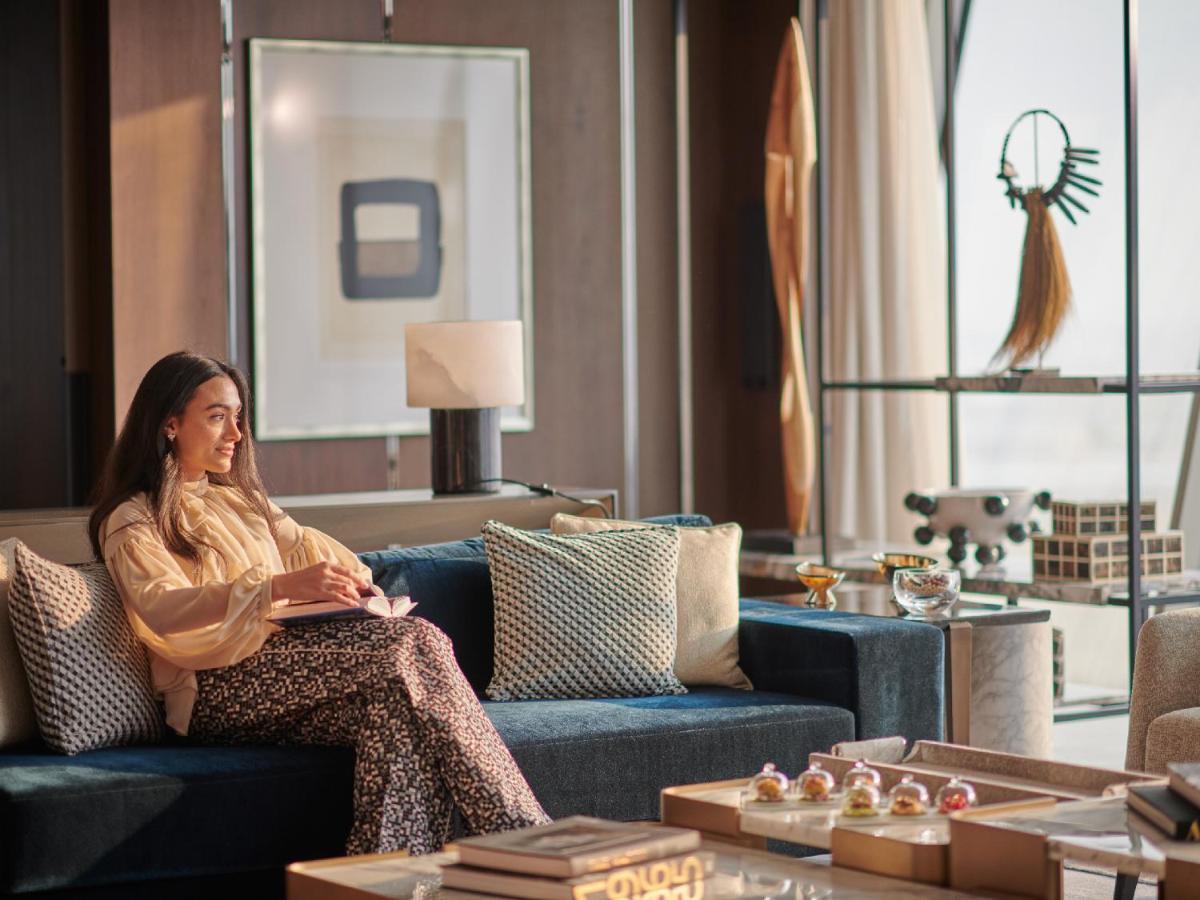 מלון כוויית Grand Hyatt Kuwait מראה חיצוני תמונה A woman sitting on a sofa