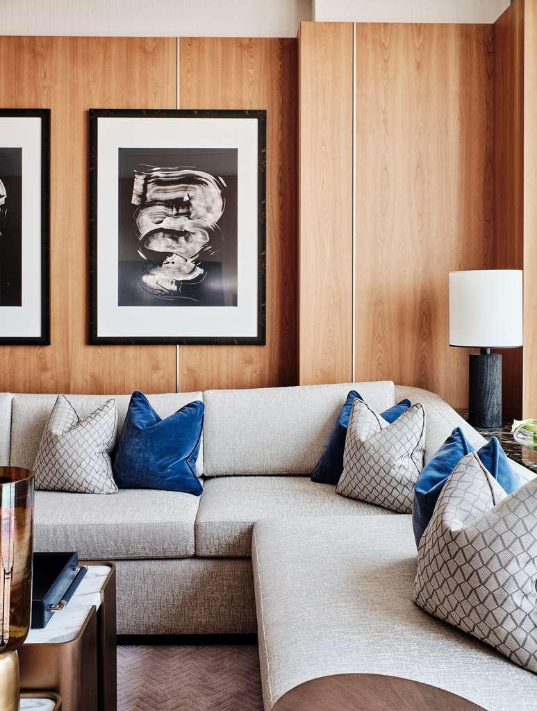 מלון כוויית Grand Hyatt Kuwait חדר תמונה A sofa with cushions